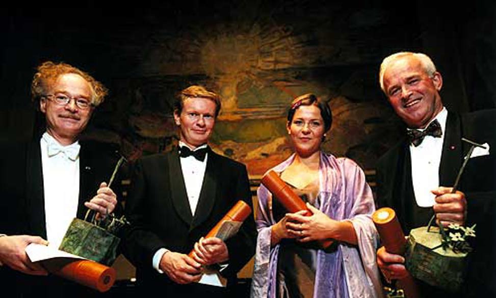 Anders Jahres Kulturpris 2001 vil bli tildelt sangeren Knut Skram ”for fremragende sangkunst” og forfatteren Knut Ødegård ”for Bjørnson-festivalen og diktekunsten”.
